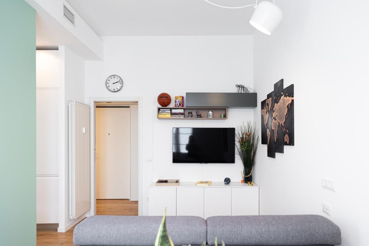 Elegante Bilocale In De Angeli - Piazzale Siena Apartment Milan Luaran gambar