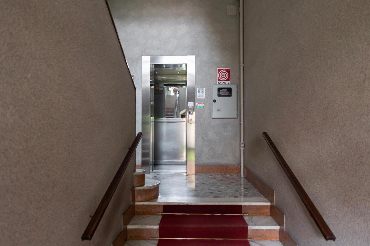 Elegante Bilocale In De Angeli - Piazzale Siena Apartment Milan Luaran gambar